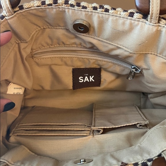 Vintage ‘The Sak’ Woven Handbag in Dark Brown and Tan with Wooden Handles - Picture 4 of 5